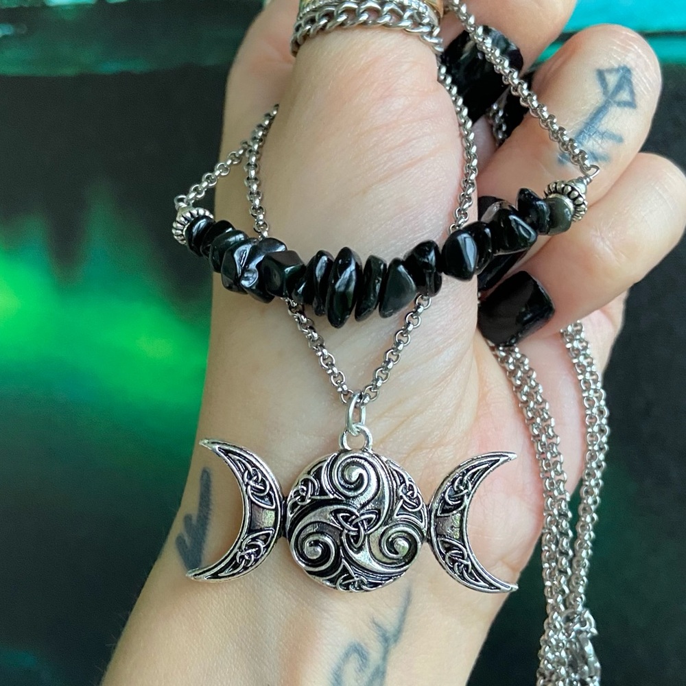 Celtic moon necklace . Double layer onyx & celtic knot triple moon charm - Picture 8 of 13